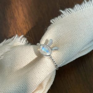 Nhẫn Bunny Đai Xoắn Moonstone Oval Cabochon